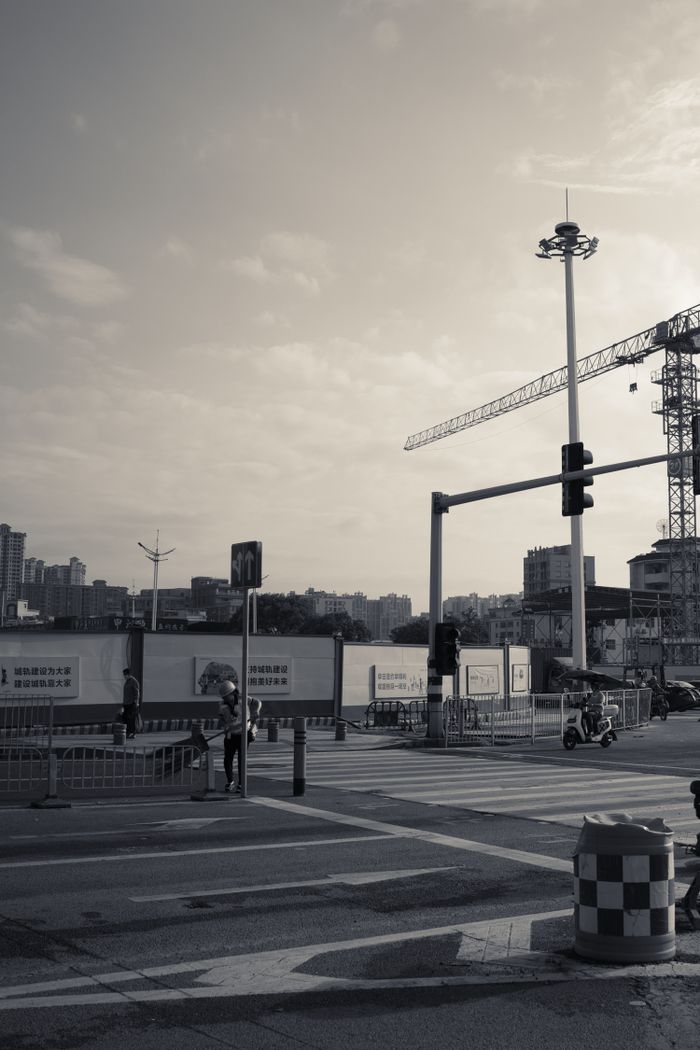 Mastering the First Impression: Your intriguing post title goes here Black and white view of a construction site with cranes and traffic lights at a city intersection.
